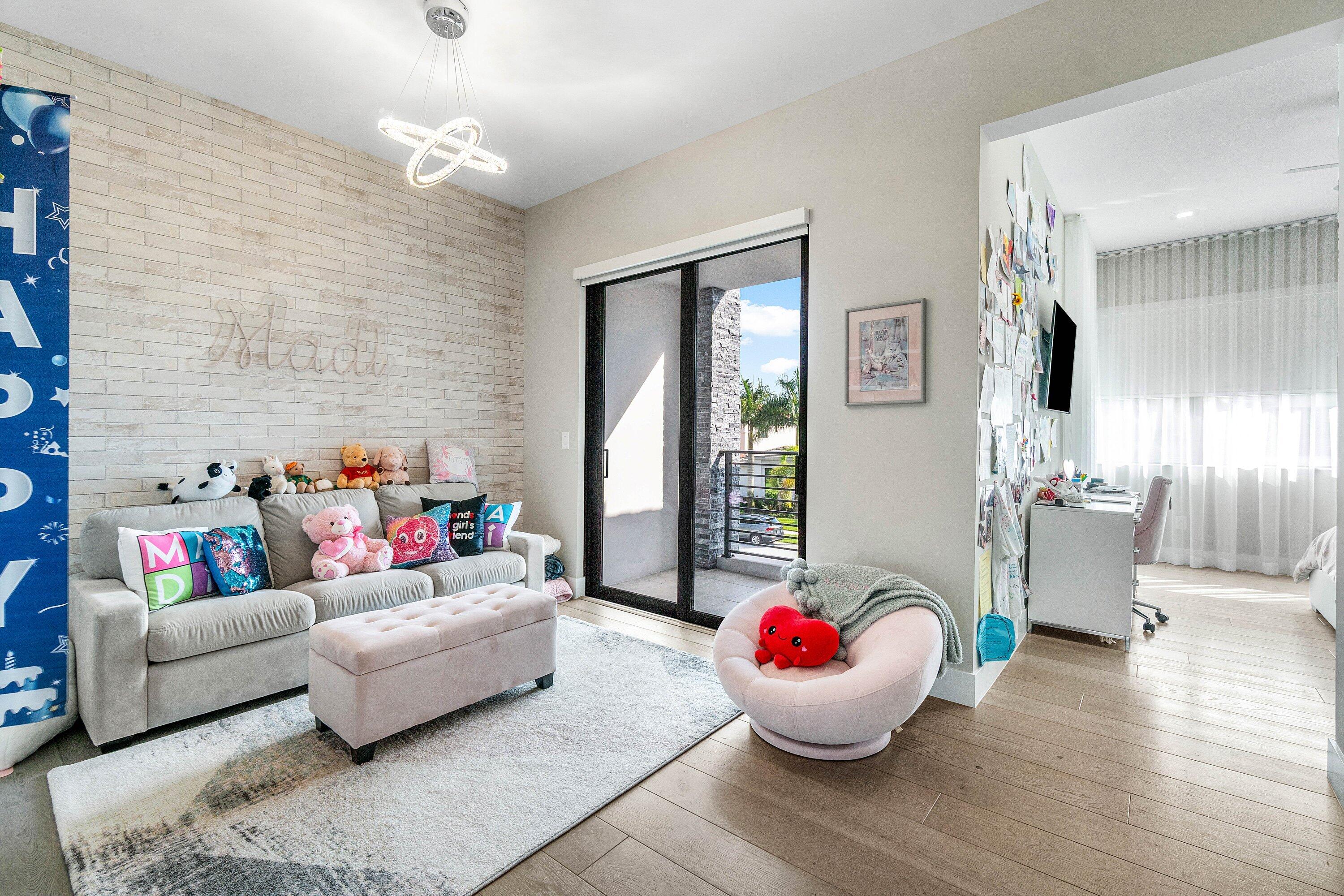 9657 Vescovato Way Boca Raton, FL 33496 - Photo 42 of 68 a living room with furniture and a potted plant