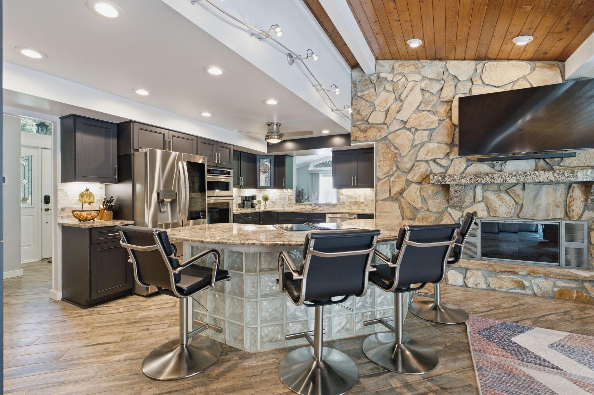 7232 Lee Road Westerville, OH 43081 - Photo 30 of 122 Kitchen and Eating Area