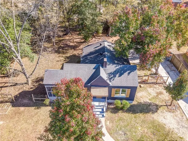 a view of empty room with a ceiling fan