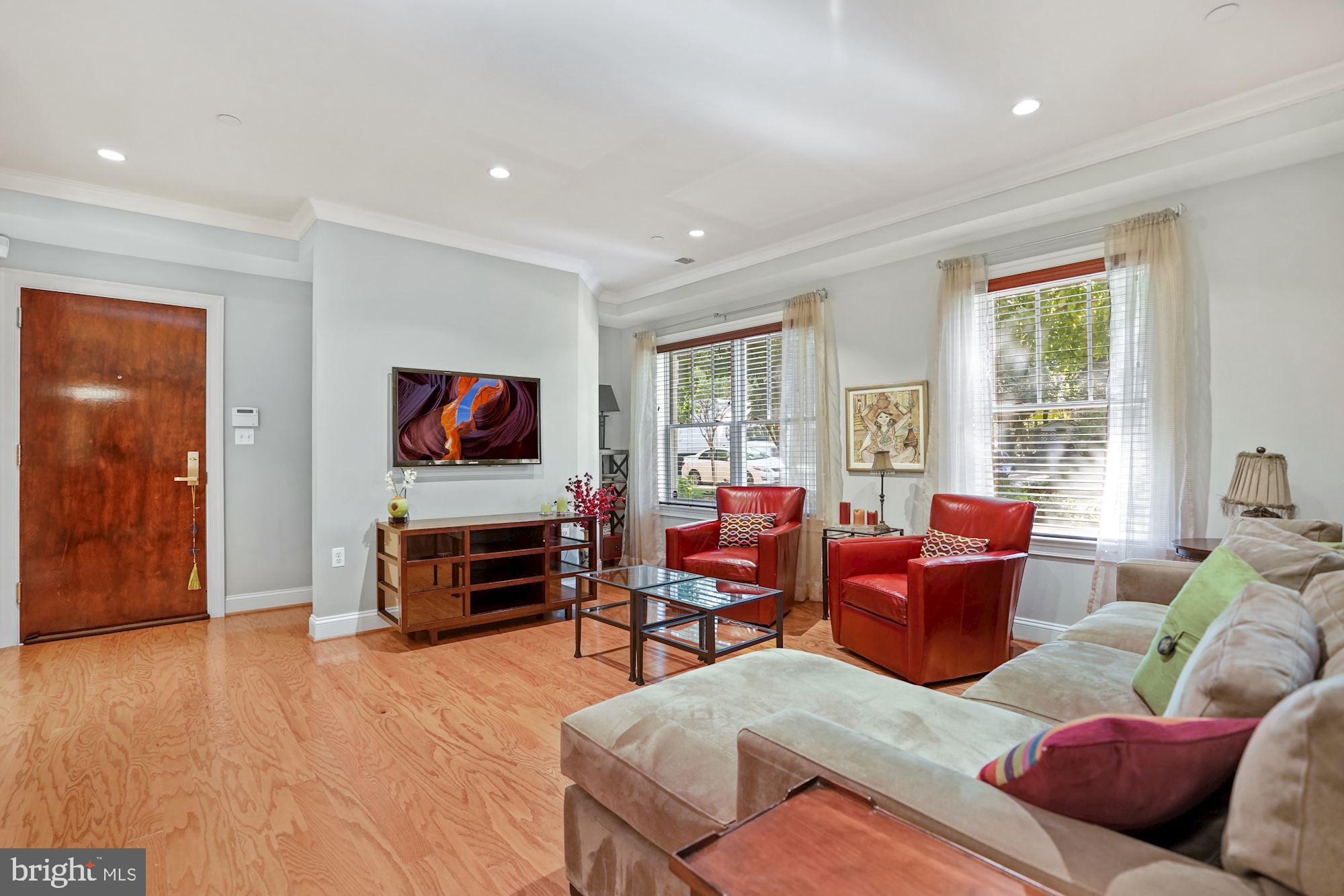 3131 9th Road North, Unit 11 Arlington, VA 22201 - Photo 1 of 39 Living Room