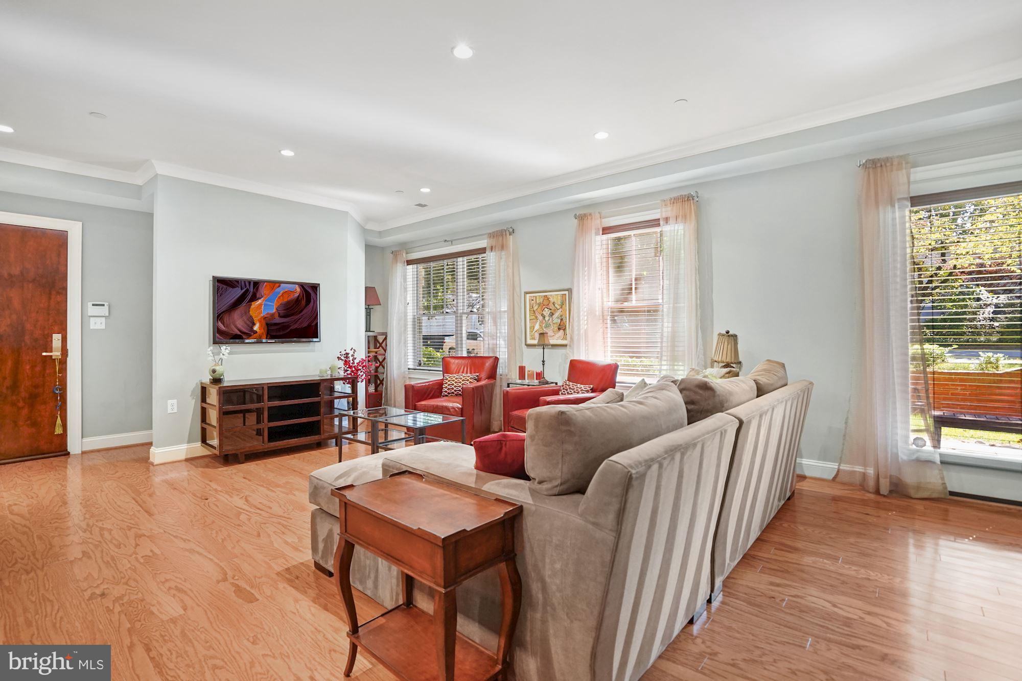 3131 9th Road North, Unit 11 Arlington, VA 22201 - Photo 2 of 39 Living Room