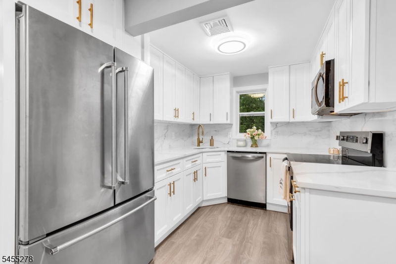 19 Sutton Road Hopatcong, NJ 07843 - Photo 8 of 38 Gallery Image 8