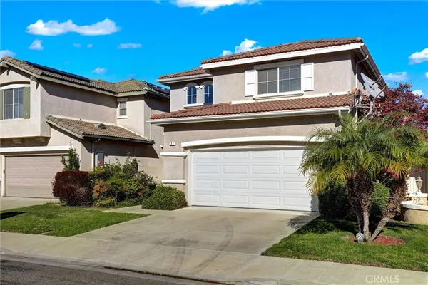 a view of an house with backyard space and garden