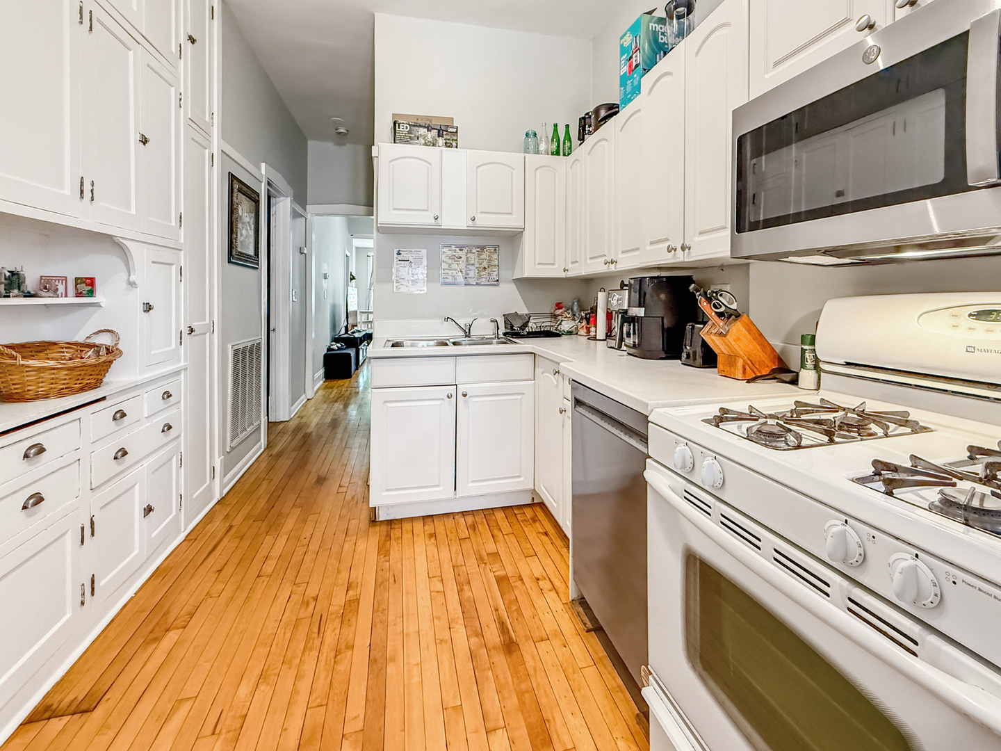 1513 West Addison Street Chicago, IL 60613 - Photo 8 of 33