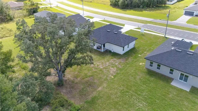a view of a yard with a house