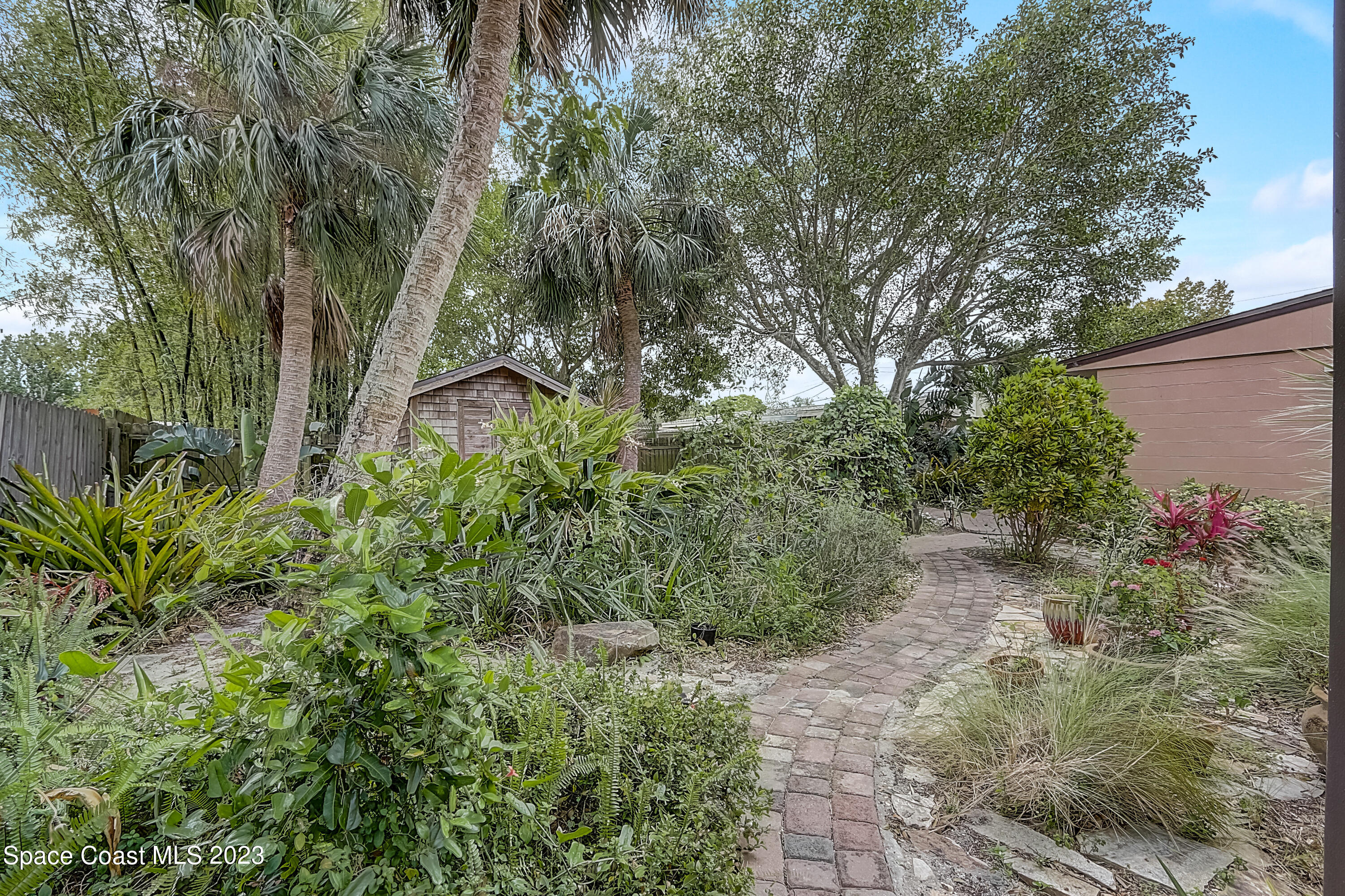 201 Cherry Street Melbourne, FL 32901 - Photo 18 of 22 a view of a garden with plants and large trees