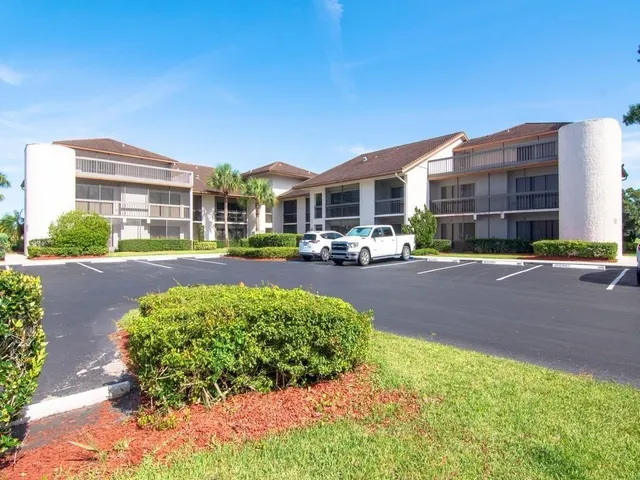 $1,800 | 3200 Twin Lakes Terrace, Unit 202, Fort Pierce, FL 34951