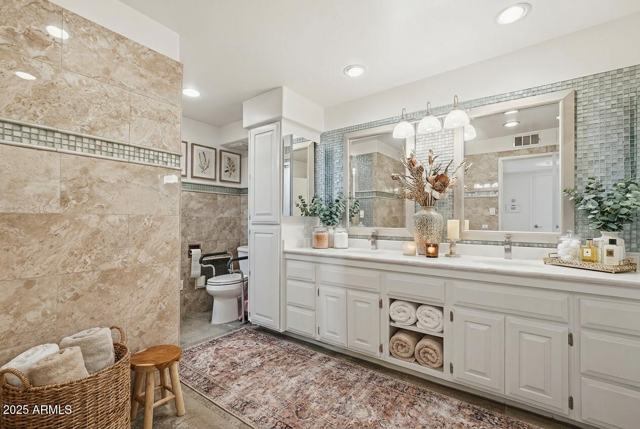 2131 East Bethany Home Road Phoenix, AZ 85016 - Photo 11 of 54 Primary Bath - Virtually Staged