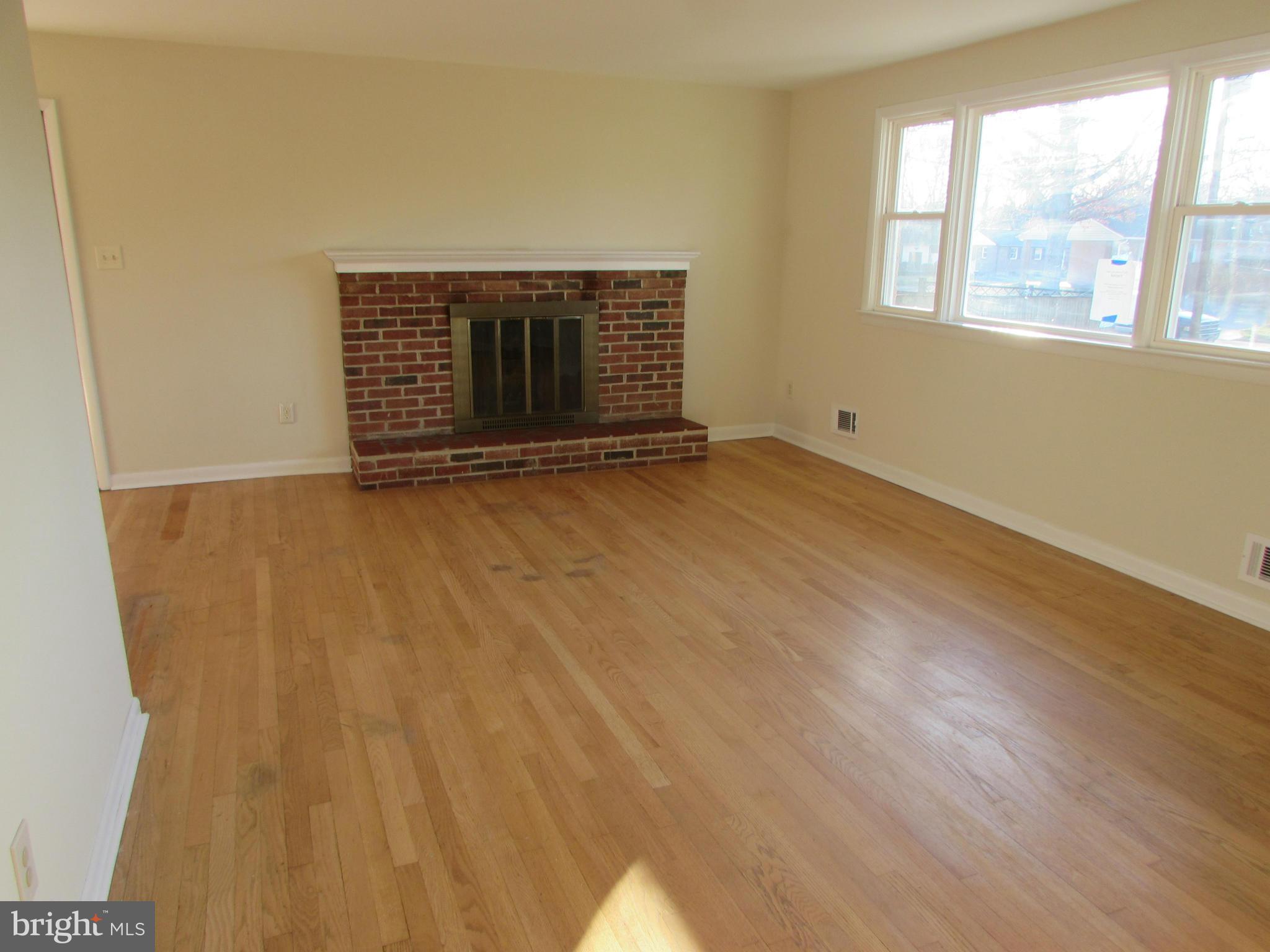 16708 Dale Court Accokeek, MD 20607 - Photo 4 of 15 Living Room