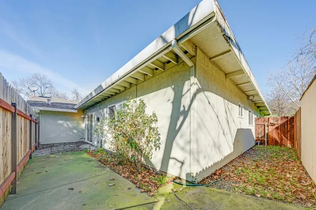 a view of a back yard of the house