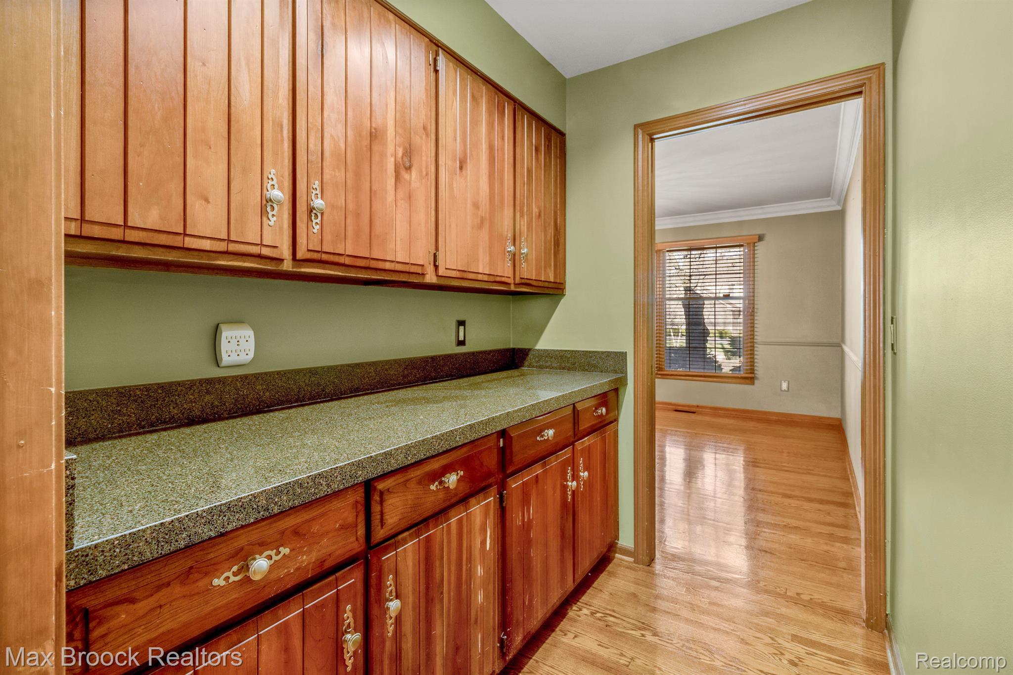 33804 York Ridge Street Farmington, MI 48331 - Photo 22 of 48 Butlers Pantry