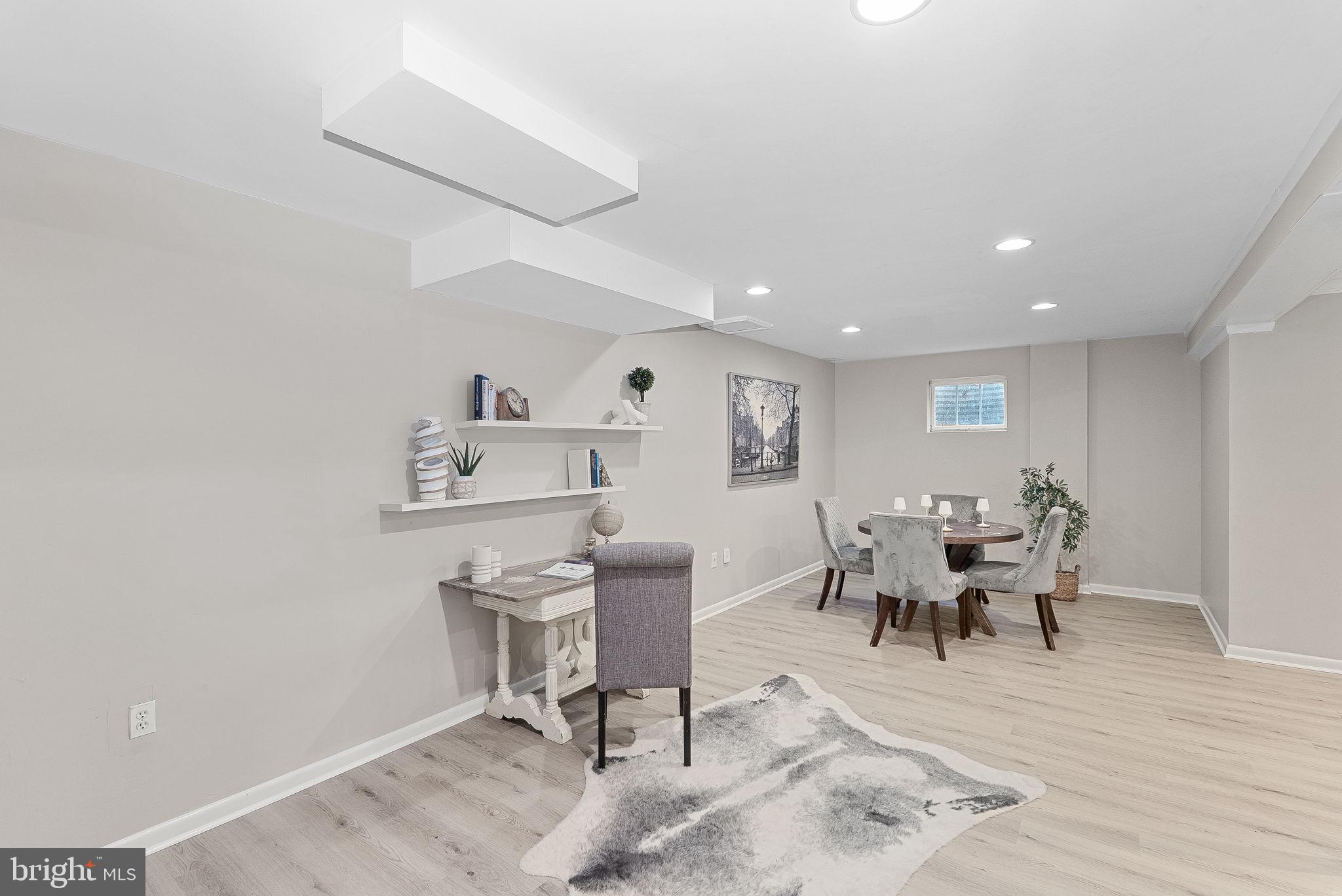 8707 Ridge Road Bethesda, MD 20817 - Photo 25 of 70 a workspace with furniture