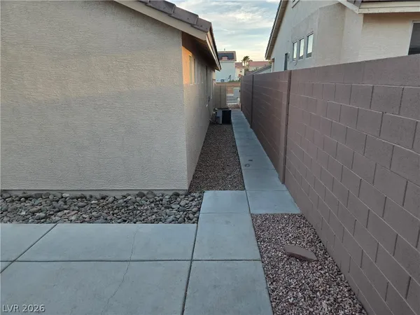 $2,350 | 9620 West Gilmore Avenue, Las Vegas, NV 89129