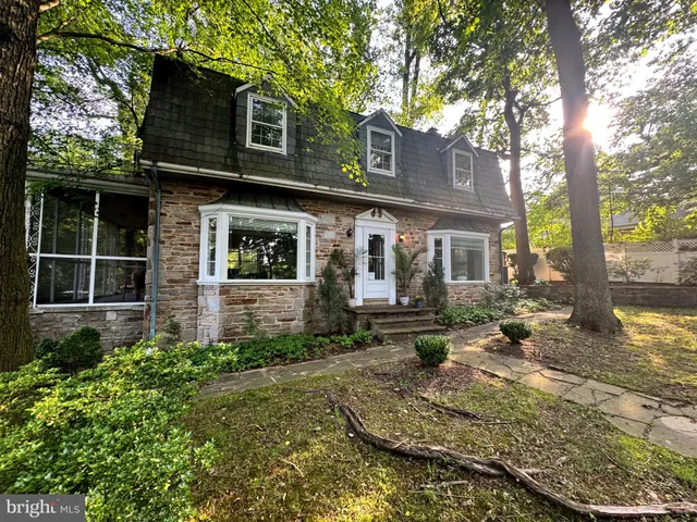 a car parked in front of a white house