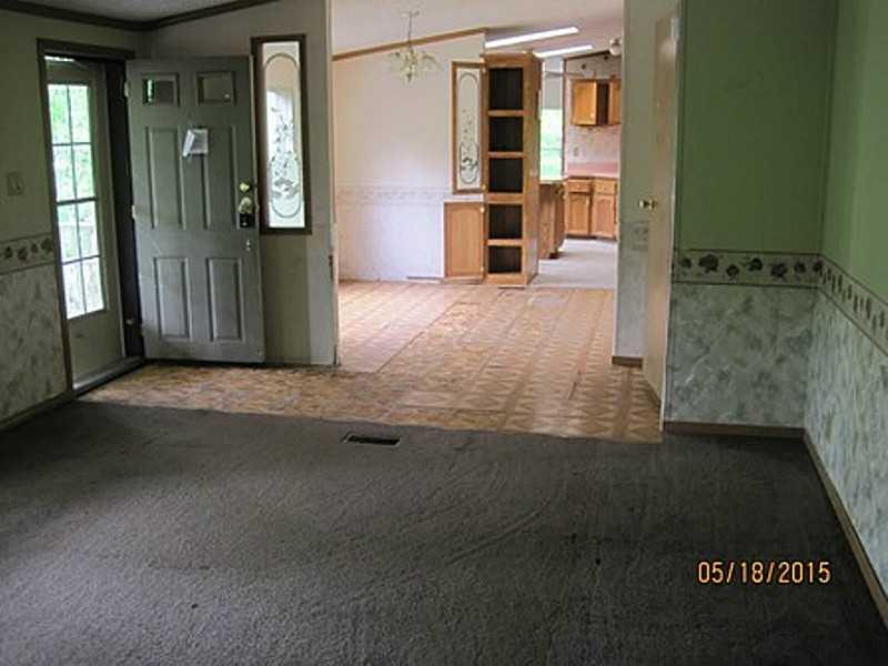 196 Whiteshill Road Rochester, PA 15074 - Photo 2 of 10 Entry/Foyer.