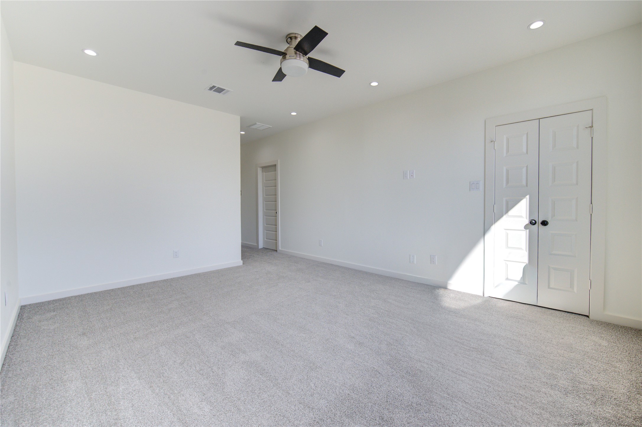 2931 El Fenice Lane Houston, TX 77057 - Photo 26 of 46 an empty room with ceiling fan and window