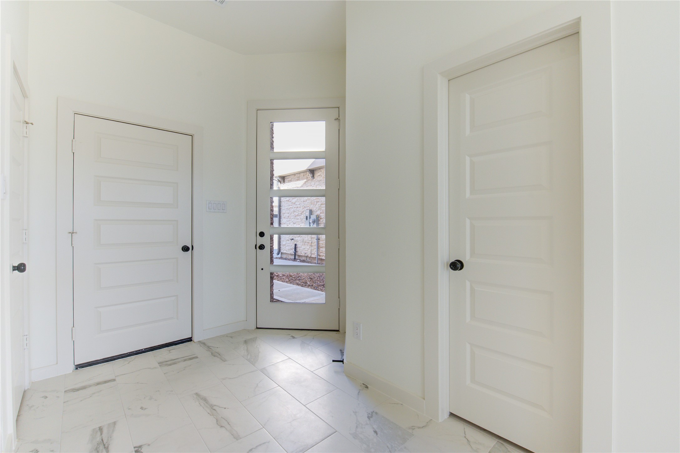 2931 El Fenice Lane Houston, TX 77057 - Photo 35 of 46 an empty room with windows