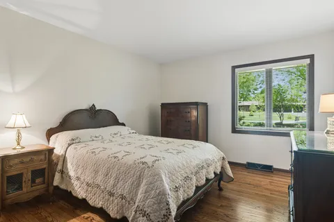 $699,000 | 135 Hillcrest Court, Barrington, IL 60010