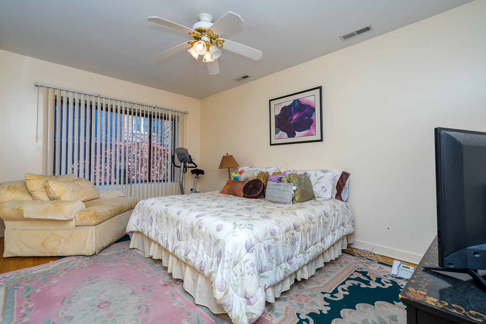 7645 South Yates Boulevard, Unit 1S Chicago, IL 60649 - Photo 12 of 23 a bedroom with bed and a couch