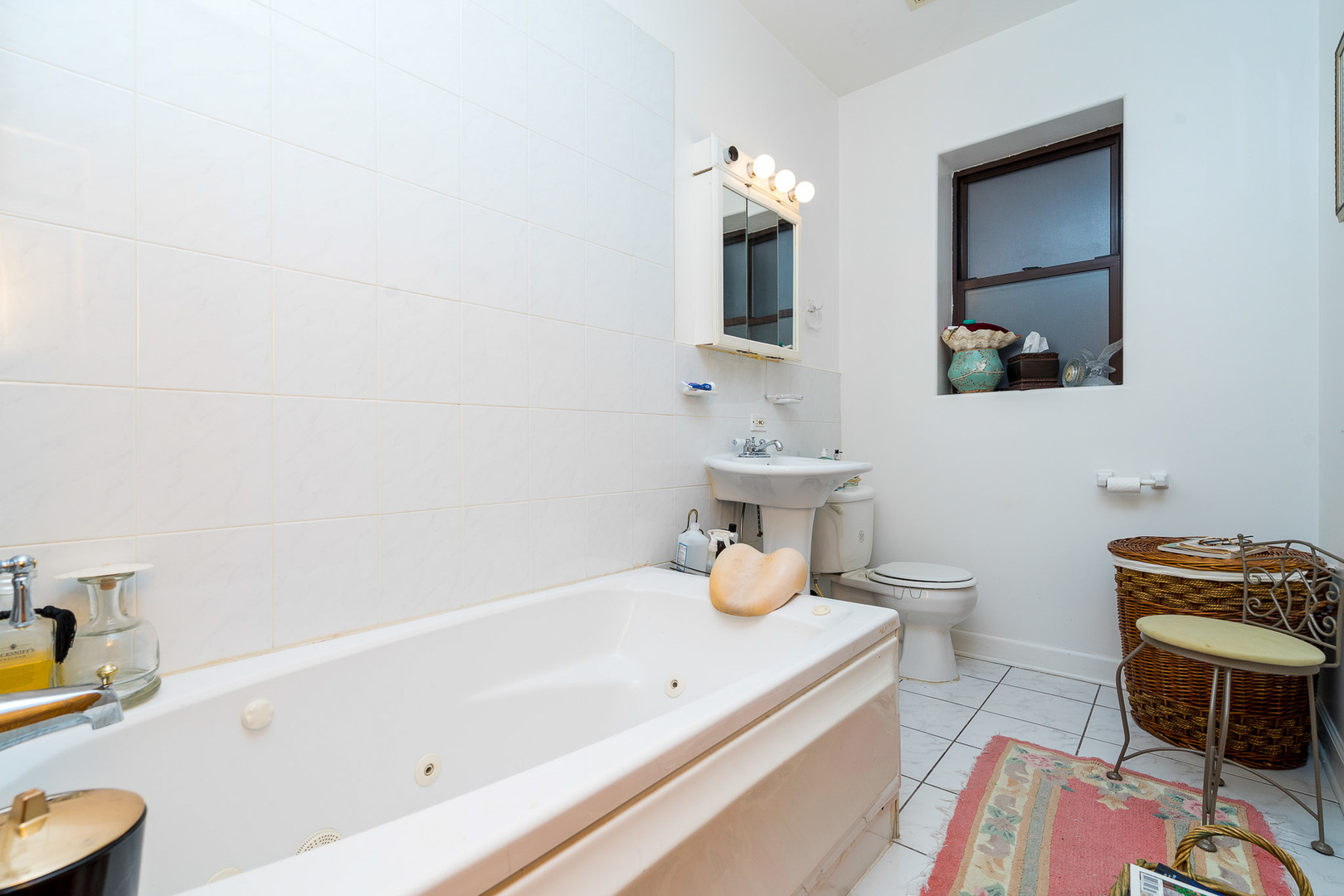 7645 South Yates Boulevard, Unit 1S Chicago, IL 60649 - Photo 15 of 23 a bathroom with a sink and a bathtub