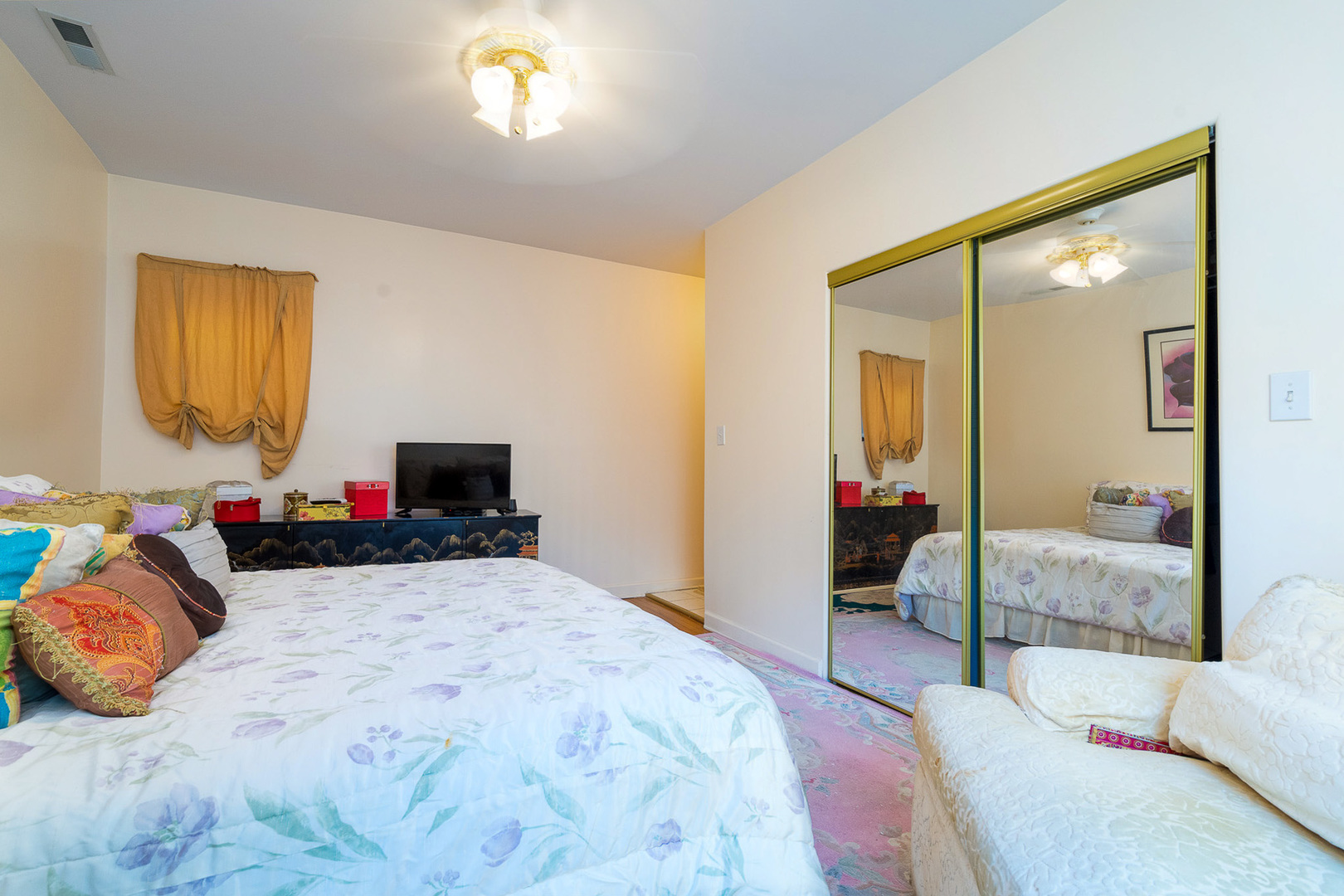 7645 South Yates Boulevard, Unit 1S Chicago, IL 60649 - Photo 16 of 23 a bedroom with a bed and a dresser