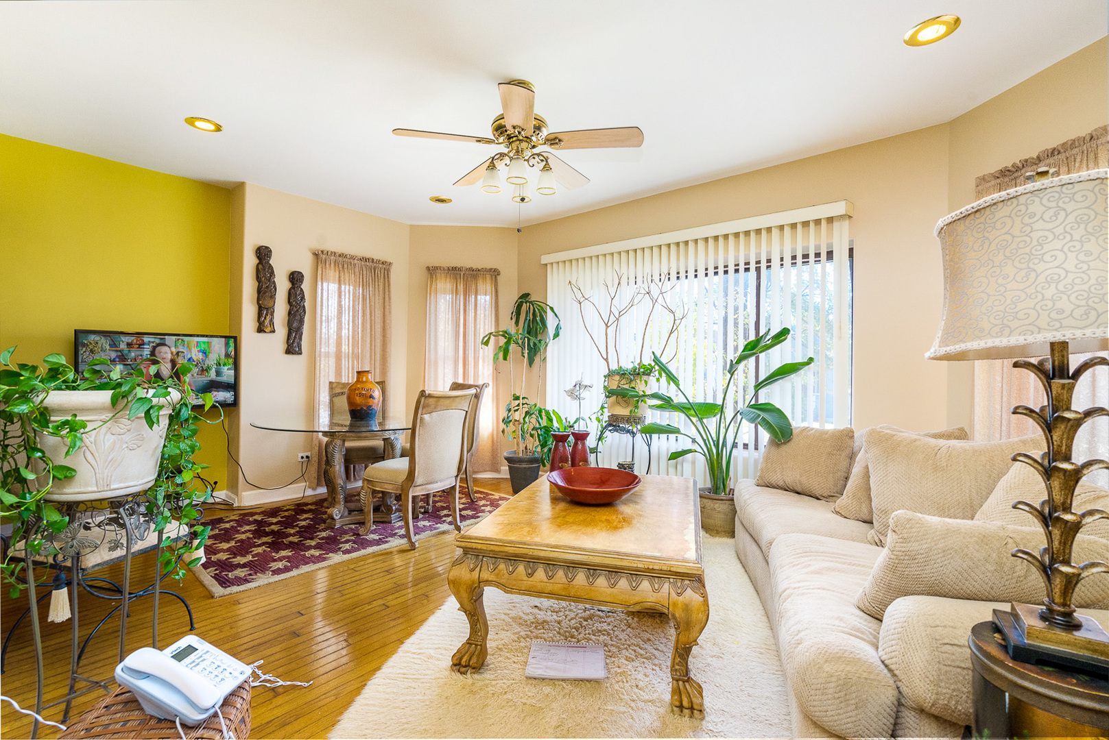 7645 South Yates Boulevard, Unit 1S Chicago, IL 60649 - Photo 3 of 23 a living room with furniture and a large window