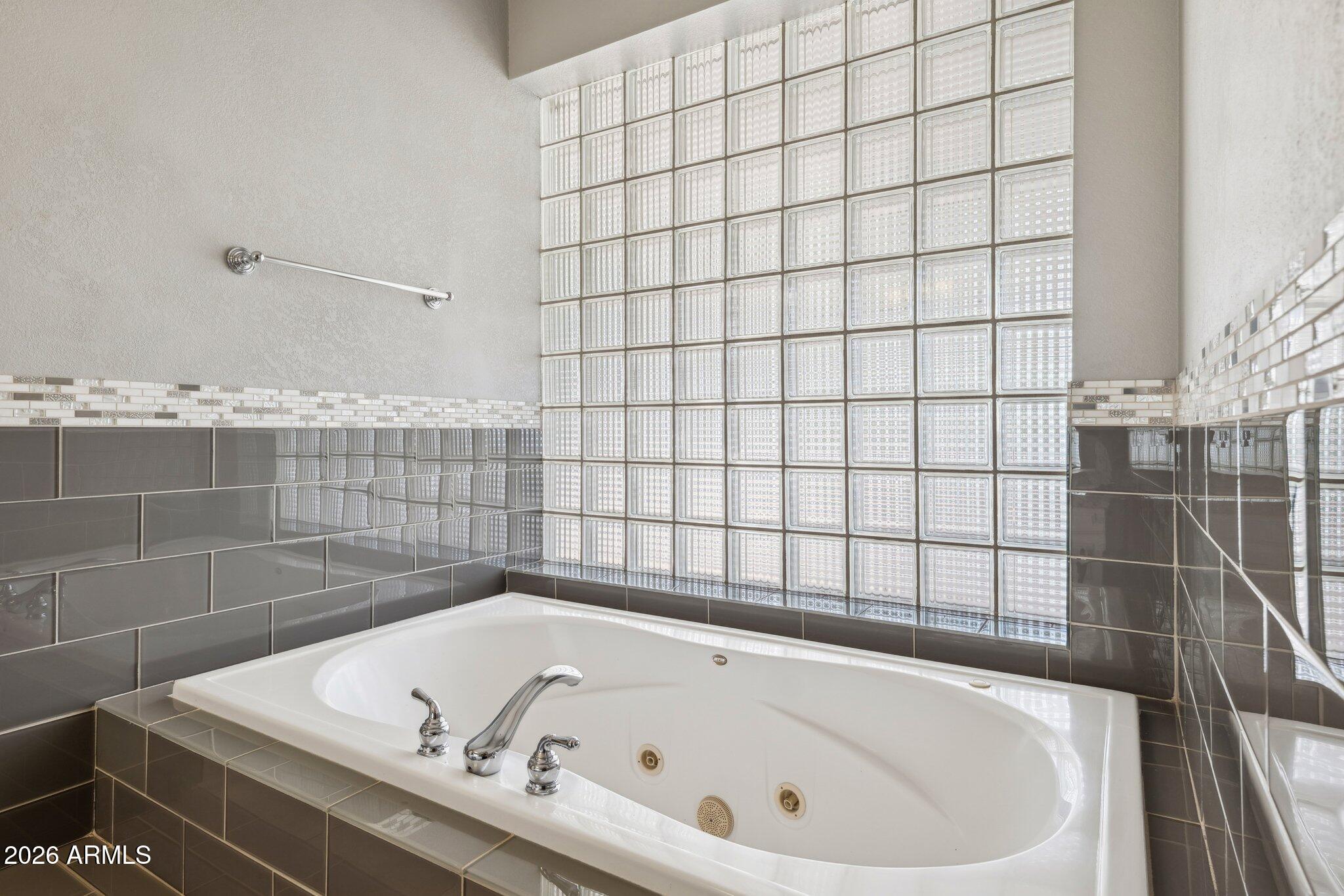 702 West Why Worry Lane Phoenix, AZ 85021 - Photo 15 of 34 a bathroom with a bathtub