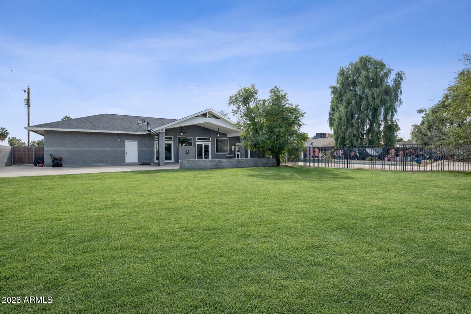 702 West Why Worry Lane Phoenix, AZ 85021 - Photo 30 of 34 a front view of a house with garden