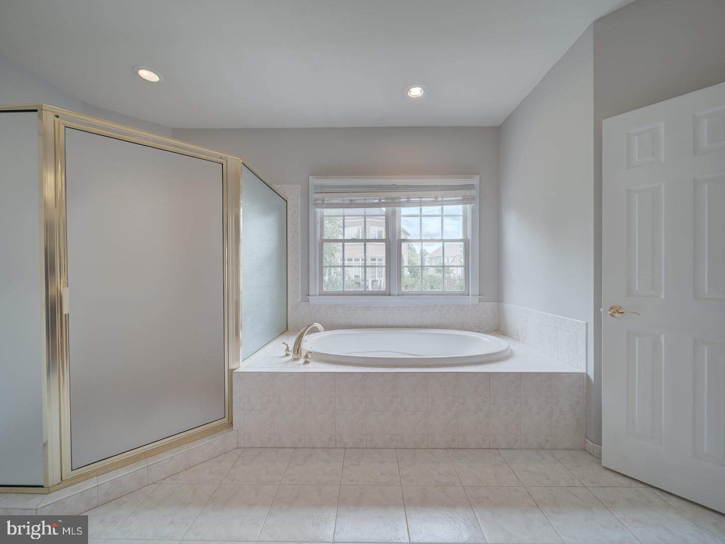 8429 Link Hills Loop Gainesville, VA 20155 - Photo 61 of 102 a spacious bathroom with a bathtub and a shower