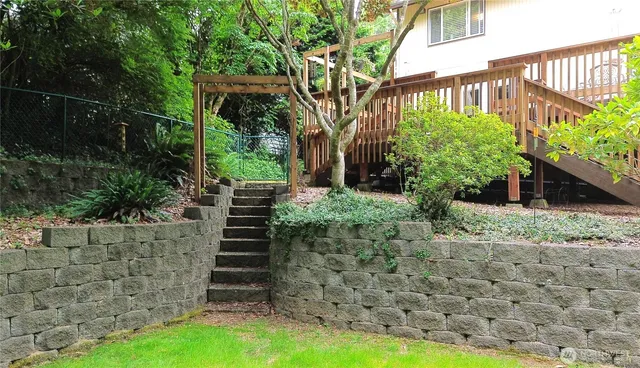 a view of a house with backyard and garden