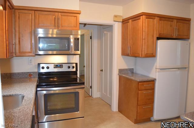 3282 Chalfant Road Cleveland, OH 44120 - Photo 7 of 19 Another view of the kitchen.