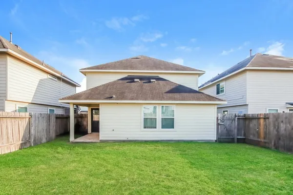 a view of a house with backyard
