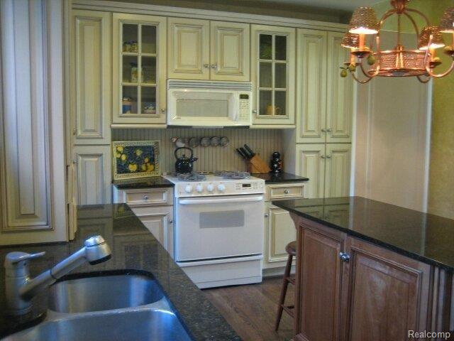 592 Cadieux Road Grosse Pointe, MI 48230 - Photo 12 of 22 Kitchen