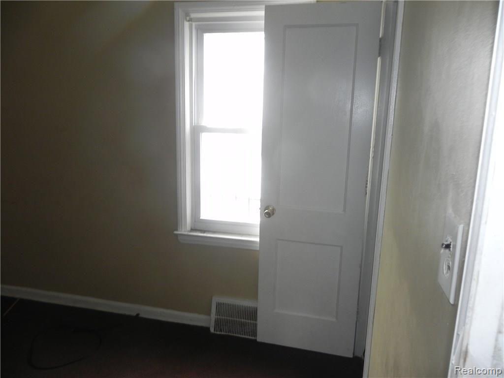 7668 Evergreen Road Detroit, MI 48228 - Photo 9 of 27
