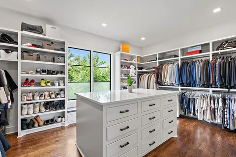 a view of kitchen with washer and dryer