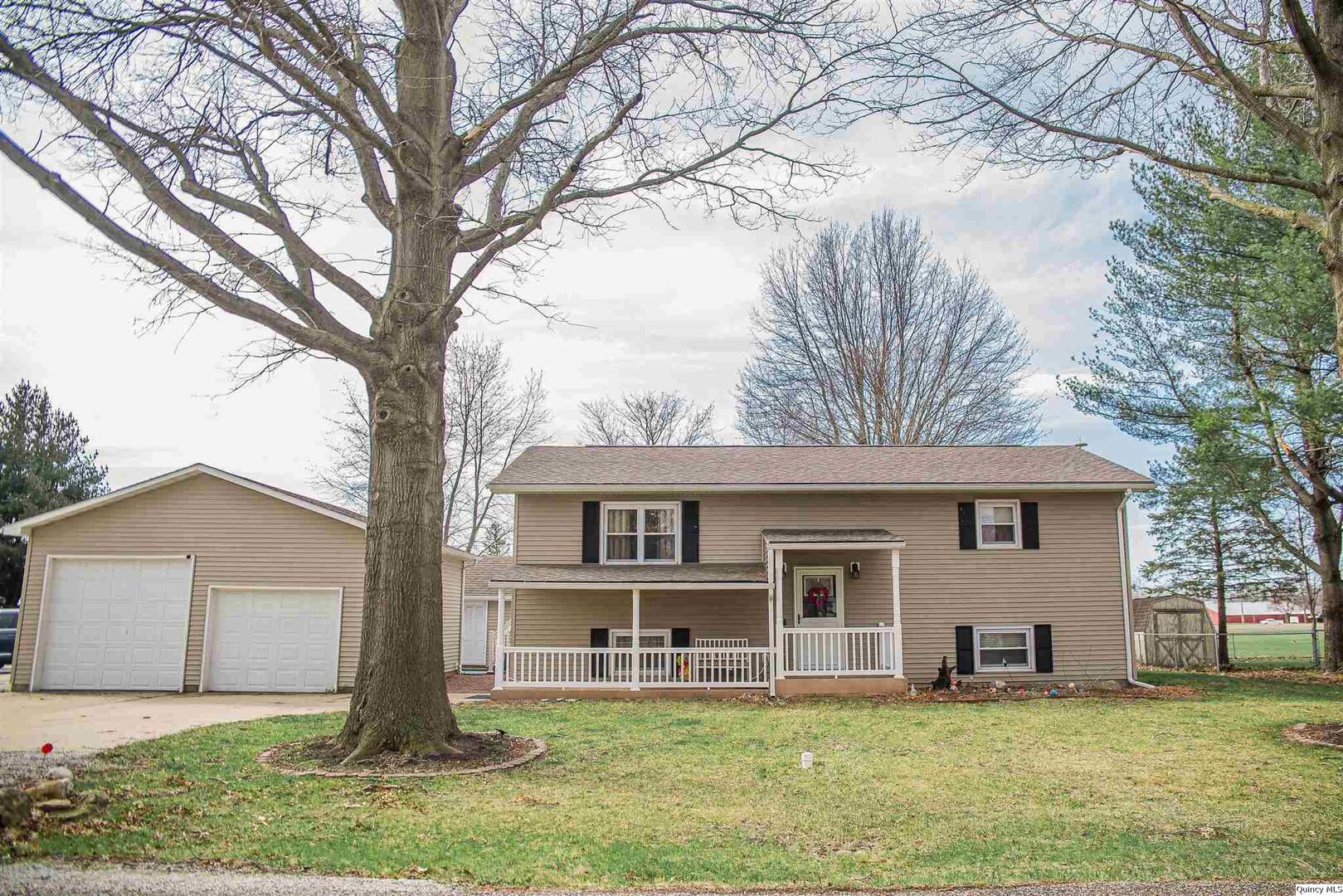 1320 Center Street Carthage, IL 62321 - Photo 1 of 10