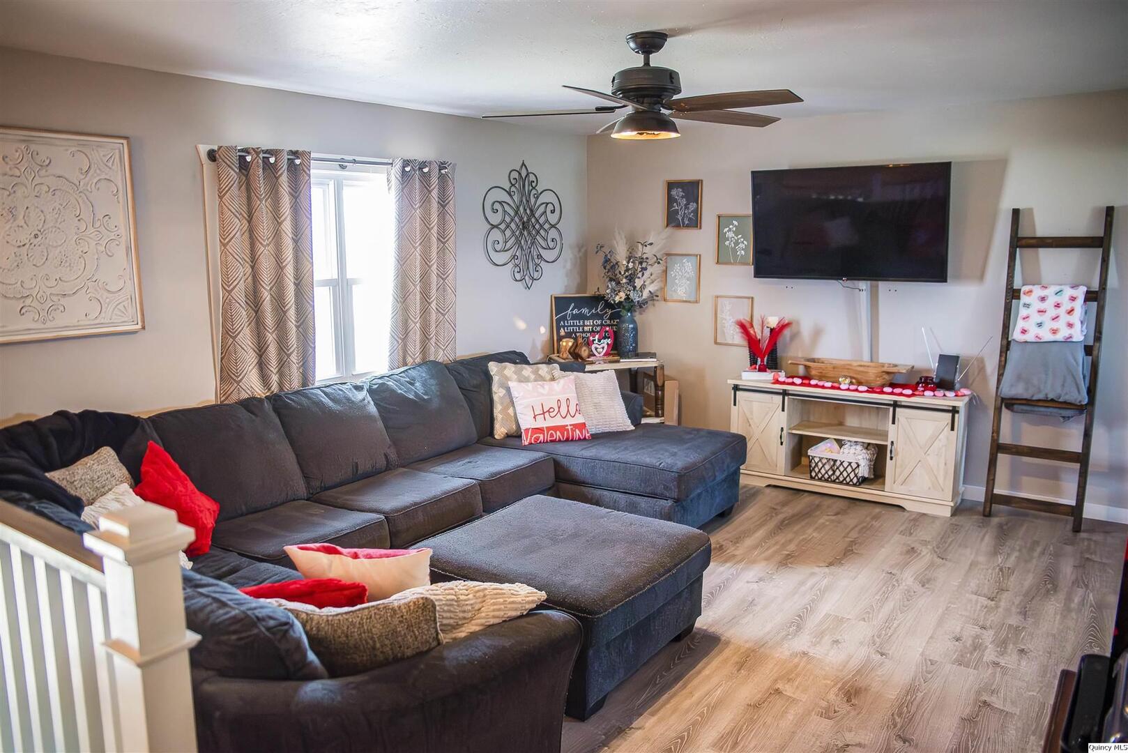 1320 Center Street Carthage, IL 62321 - Photo 2 of 10