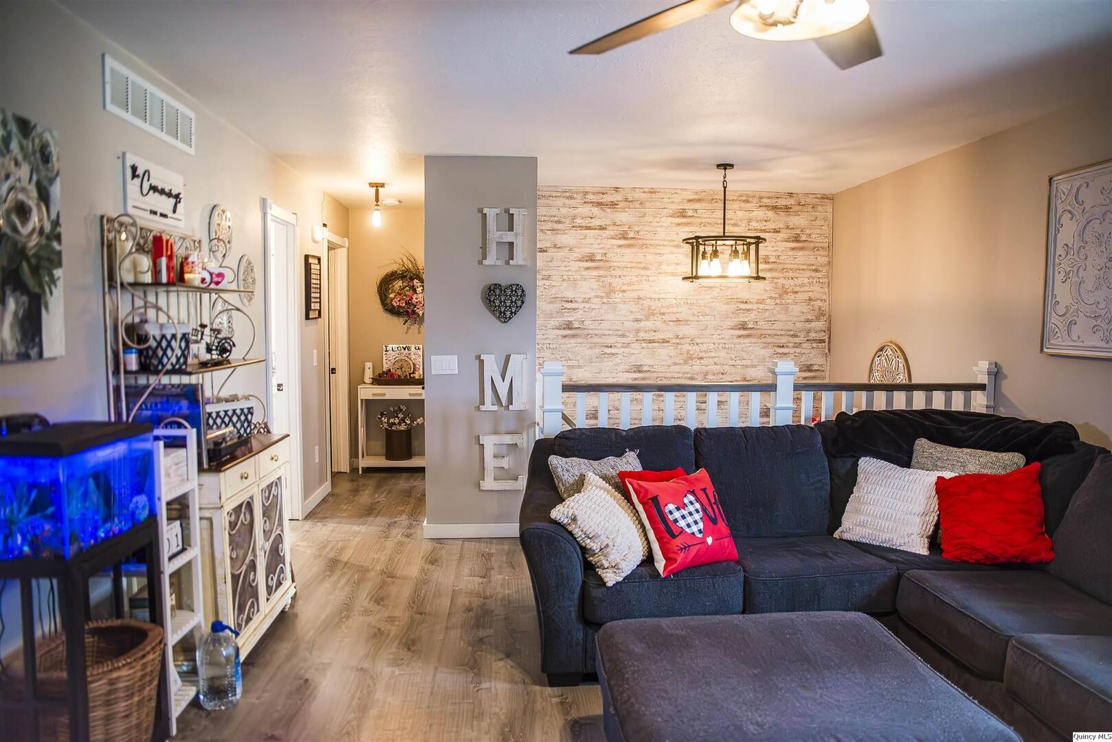 1320 Center Street Carthage, IL 62321 - Photo 4 of 10