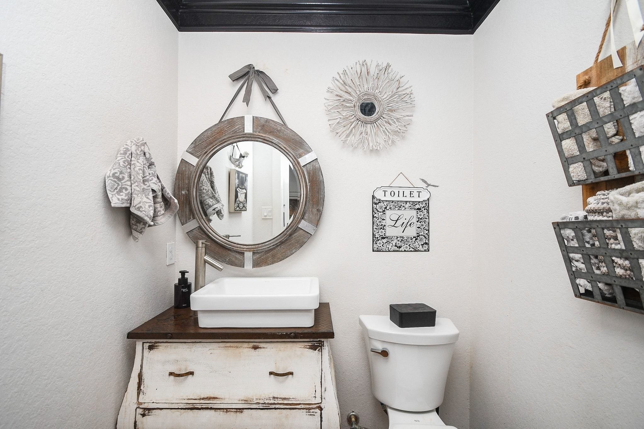 614 West 28th Street Houston, TX 77008 - Photo 22 of 25 Custom-built half bath!