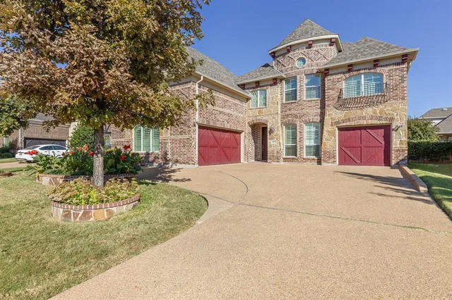 a view of a house with entertaining space