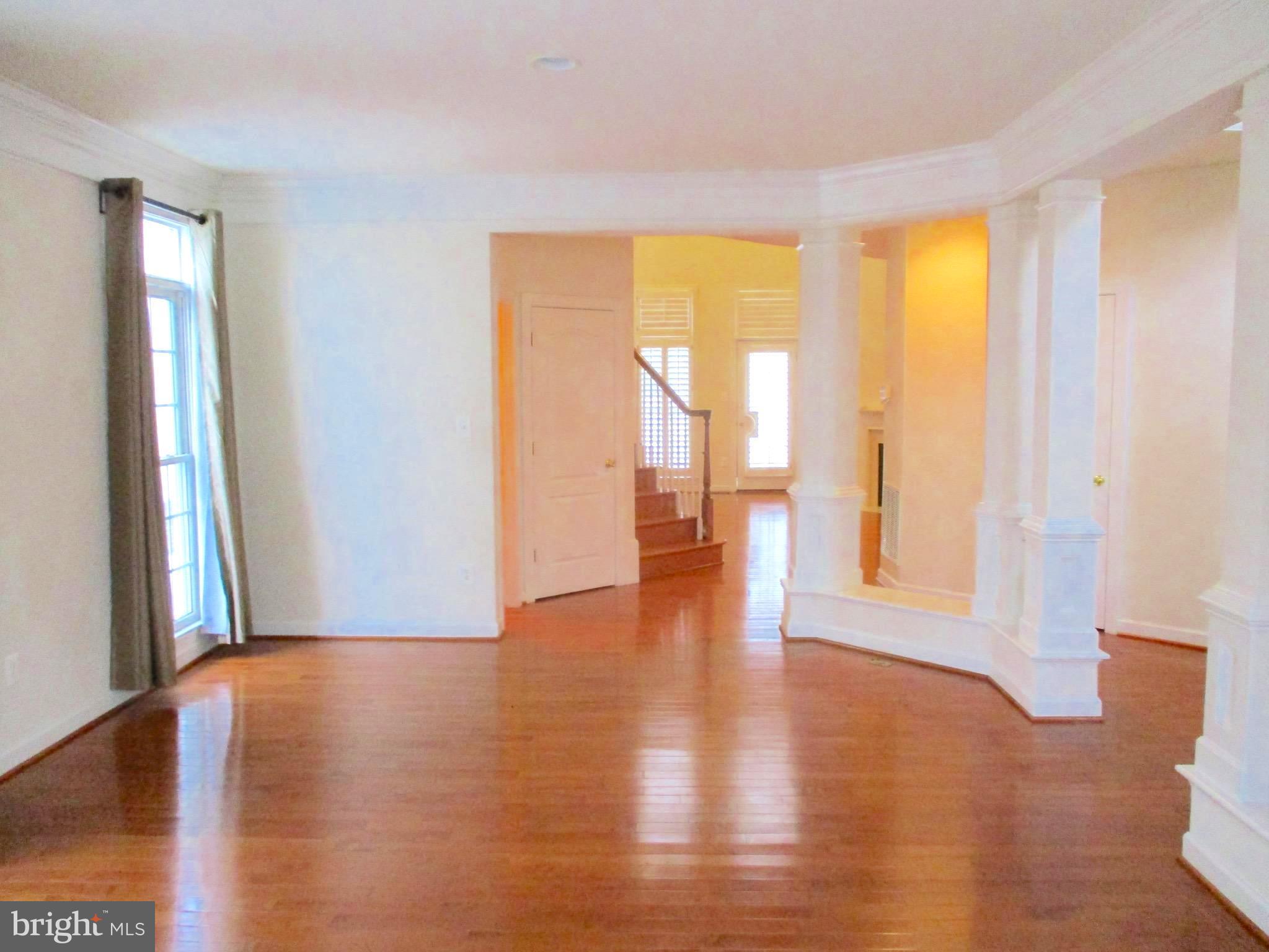 749 Pearson Point Annapolis, MD 21401 - Photo 6 of 30 Living Room