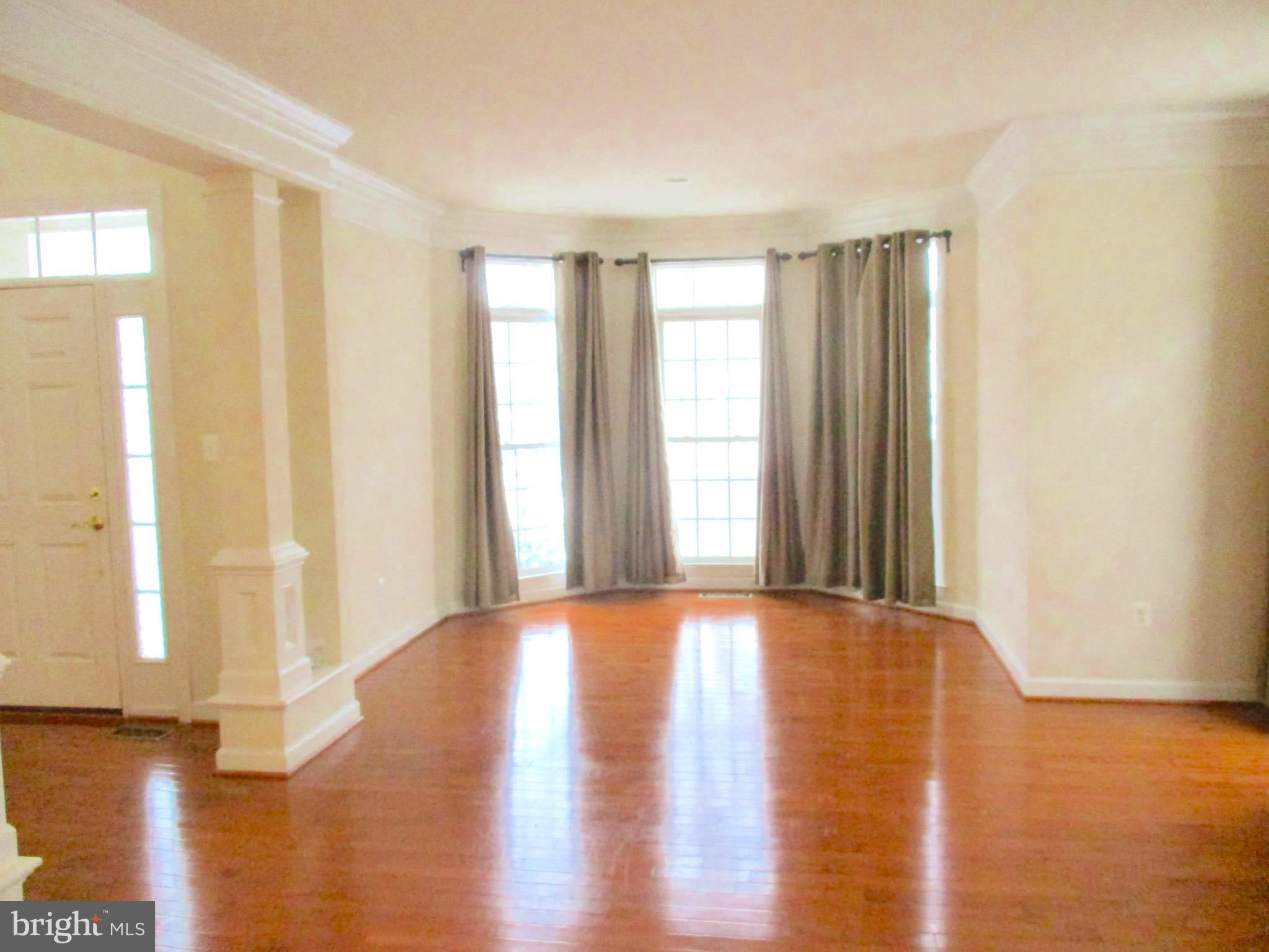 749 Pearson Point Annapolis, MD 21401 - Photo 7 of 30 Living Room