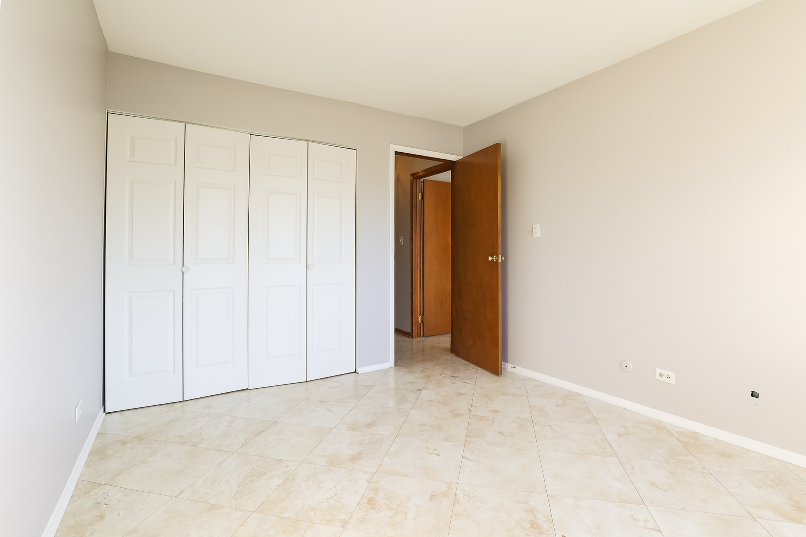 725 West Huntington Commons Road, Unit 208 Mount Prospect, IL 60056 - Photo 6 of 21 a view of an empty room