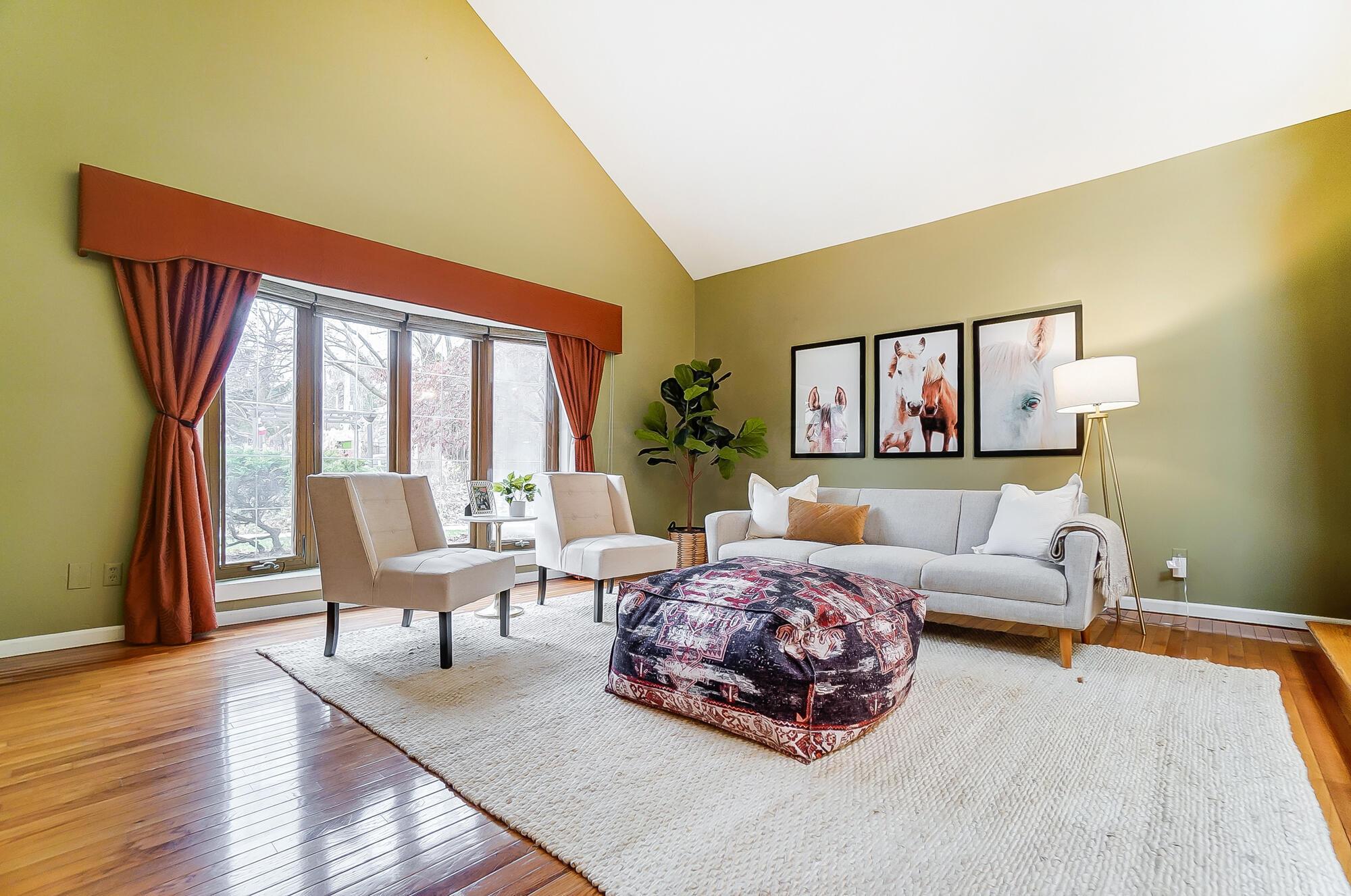 4084 Kenny Road Columbus, OH 43220 - Photo 27 of 63 Family room with vaulted ceilings