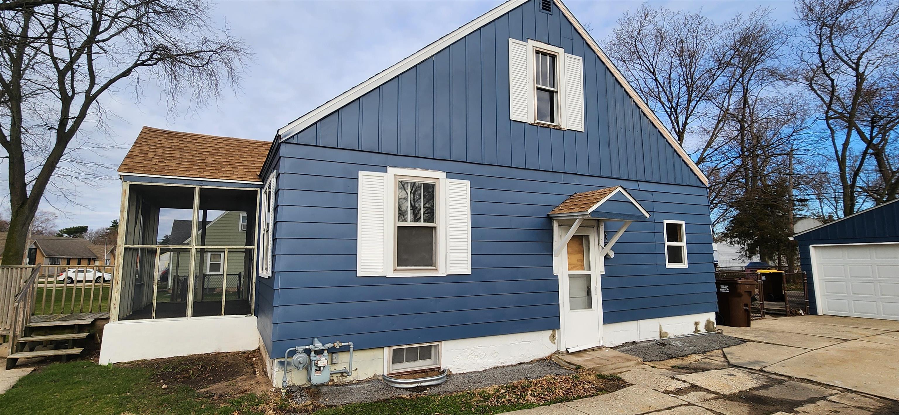 532 Anna Avenue Loves Park, IL 61115 - Photo 2 of 5 a front view of a house with a garden
