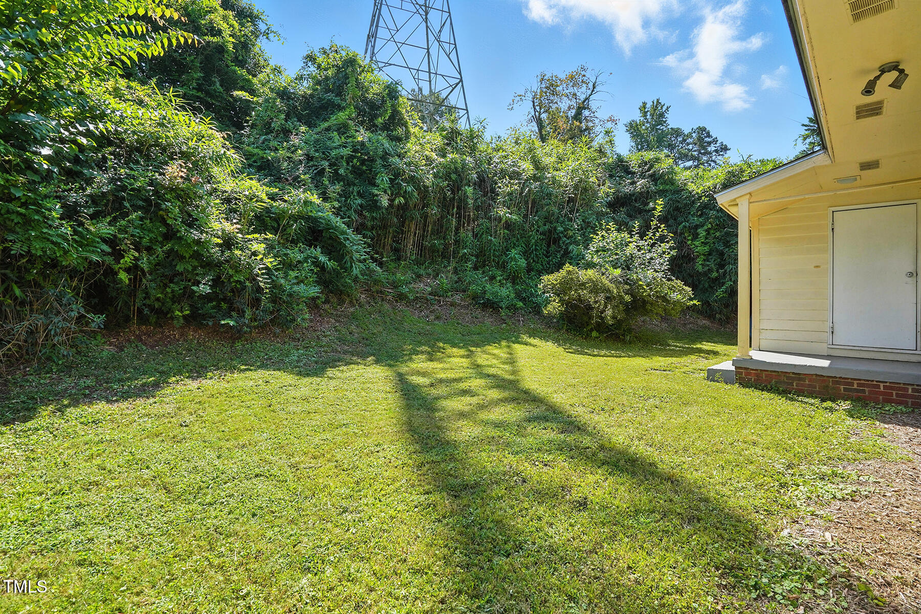 912 Dixie Trail Raleigh, NC 27607 - Photo 26 of 27 a backyard of a house with lots of green space