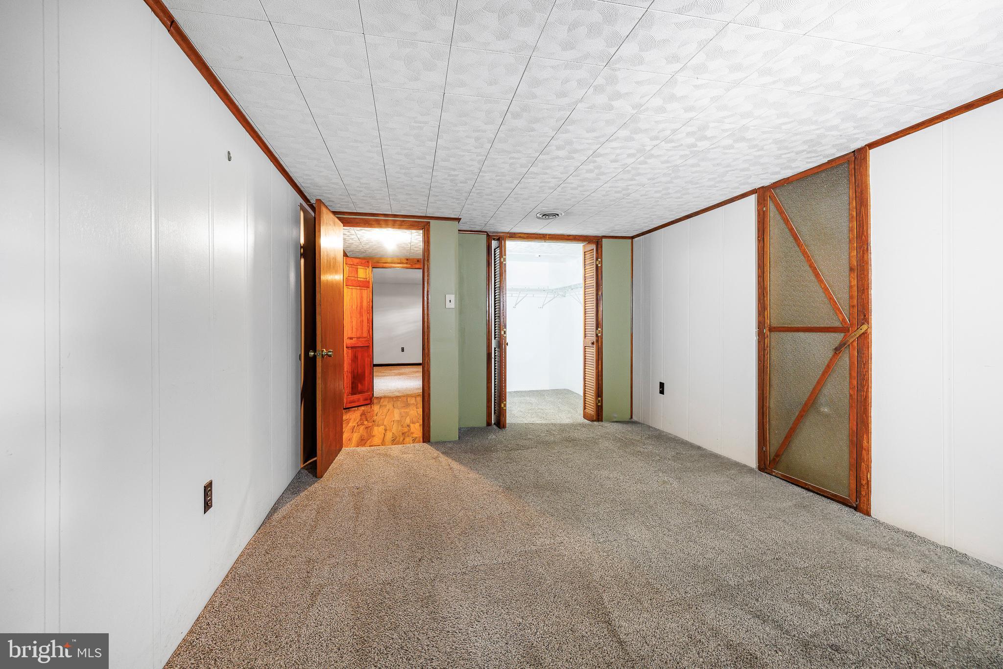 30 Tuckahoe Road New Castle, DE 19720 - Photo 14 of 40 Spacious, versatile room ready for your vision.