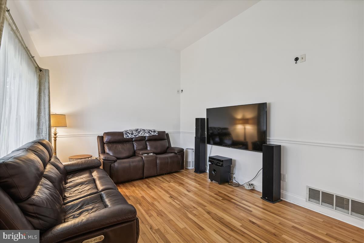 309 Ferndale Road Glen Burnie, MD 21061 - Photo 4 of 62 Living Room