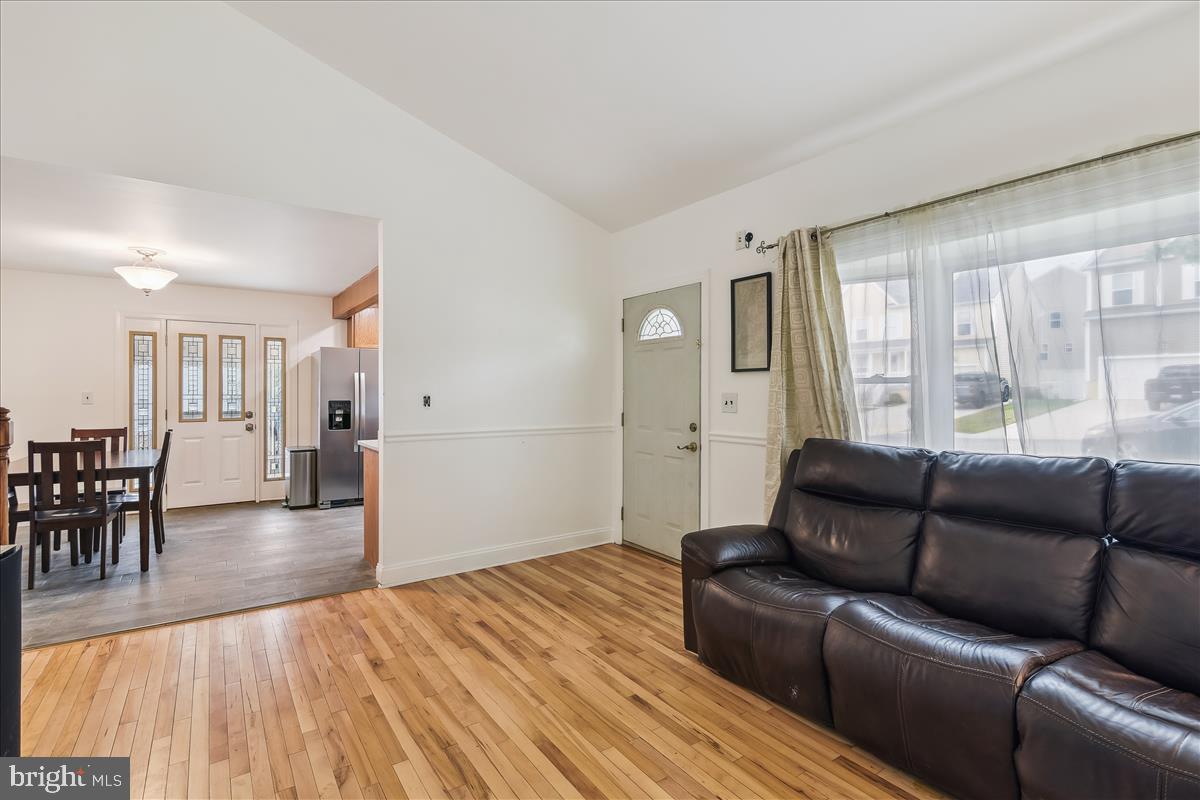 309 Ferndale Road Glen Burnie, MD 21061 - Photo 6 of 62 Living Room