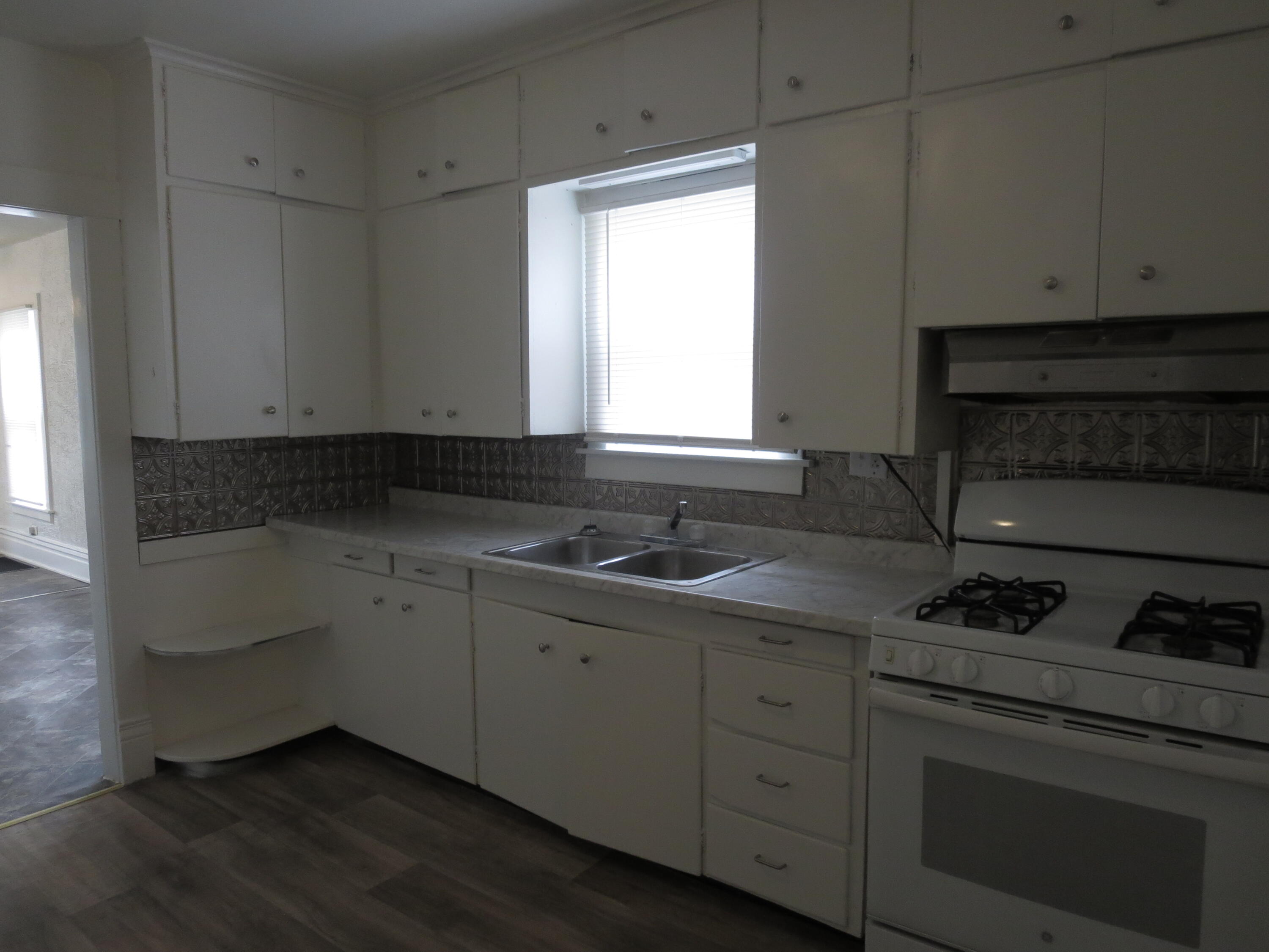 1315 Jackson Street Kalamazoo, MI 49001 - Photo 2 of 17 IMG_1034